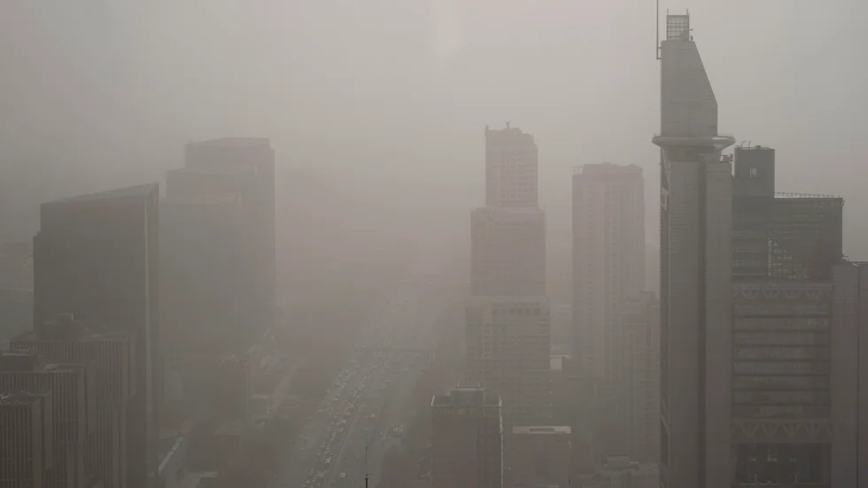 Skyskrapor i Peking sveps in av sand från Mongoliet.