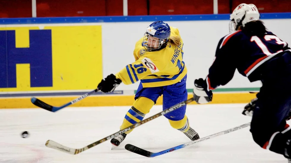 Dam-VM ishockey Sverige-USA i Linköping. Damkronornas Pernilla Winberg laddar stora bössan.