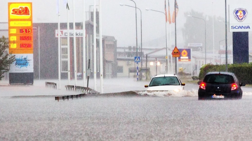 MOTALA 20140727 
Stora delar av landet har under söndagen drabbats av kraftigt regn och åska, så även Motala.
Bild Jeppe Gustafsson