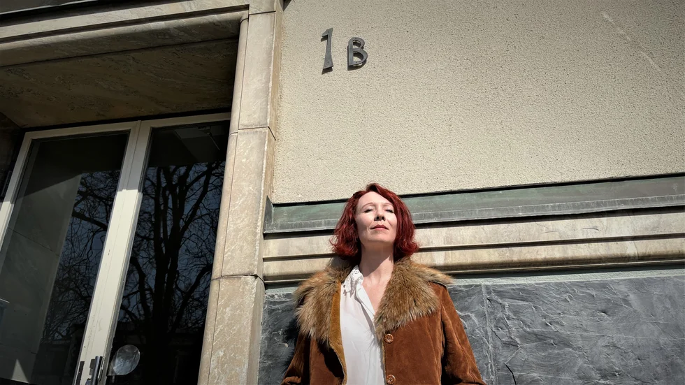 Ellinor Skagegård utanför Märta Lindqvists bostad under hennes första fyra år som student, Börjegatan 1B. Märtas herrbekanta kallade rummet för: "Hennes sjunde himmel"