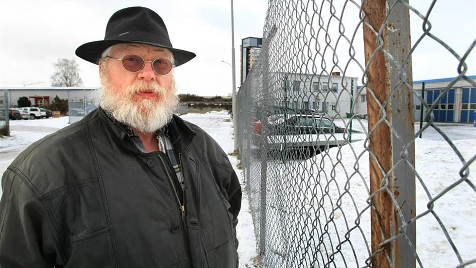Vi följer med Ingemar Göransson till hans gamla arbetsplats, storåkeriet som låg på Rudsjögatan, nära Oskarsgatan, i Linköping. Byggnaderna är kvar och inrymmer nu en bilverkstad och två andra företag. Ingemar känner igen hela miljön, "titta, det är till och med samma staket", utbrister han.