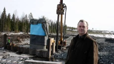 Sven-Erik Bucht är lyrisk över den blivande järnvägen som nu tar form.  FOTO: ANNETH ERIKSSON