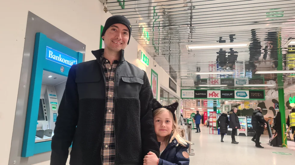 Alice Ivarsson, 6 år, har stora planer.
"Vi ska pimpla och förra gången fick jag upp elva fiskar", säger hon när vi möter henne tillsammans med pappa James Ivarsson.

