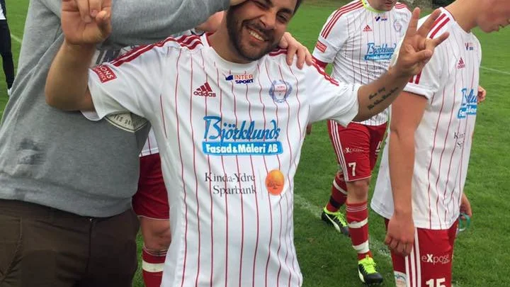 Senad Berisha blev Horn/Hycklinges hjälte med två mål i pokalfinalen mot Kisa BK. Emil Samuelsson klappade om honom efter bedriften. Foto: Horn/Hycklinge IF