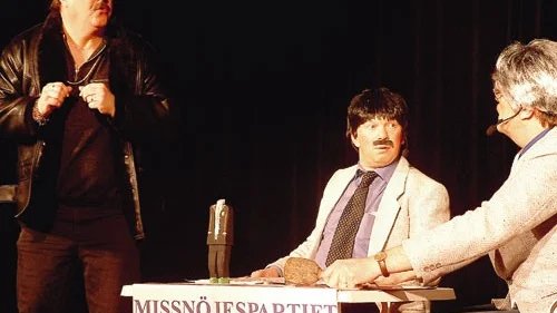 I denna sketch med Åke Svensson, Bo Jonasson och Frank Axelsson hade publiken hjärtligt roligt, när ett av de lokala partierna höll sitt årsmöte.