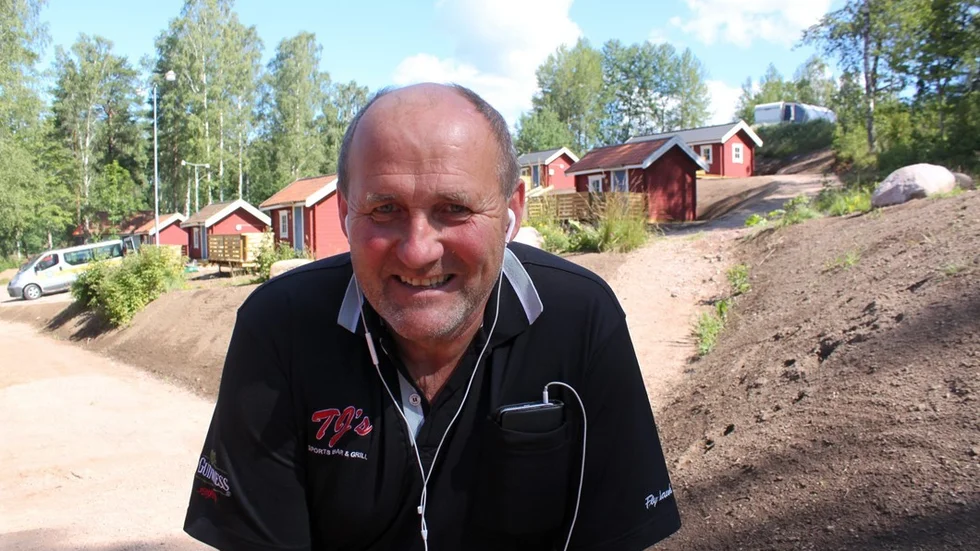 Lars-Göran Johansson är redo att ta emot gäster i de nya stugorna på Vimmerby Camping – som tidigare använts av ALV. "Allt har gått smidigt, men bygglovshanteringen är jag inte nöjd med". Foto: Rebecca Forsgren Malmström
