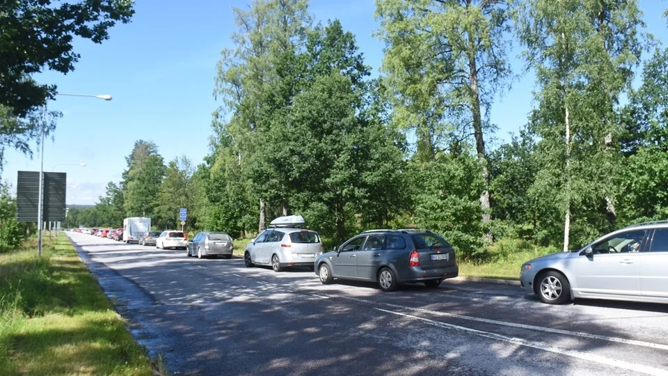 Bilkön till Astrid Lindgrens Värld var lång under tisdagsmorgonen. Nästa vecka väntas den bli ännu längre. Foto: Karl Edgren