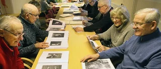 Pensionärer jobbar med bildarkivet