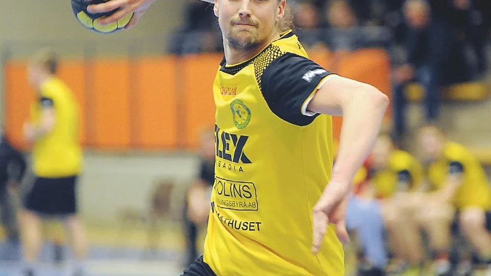 FORTSÄTTER? Robin Löfstedt var spelande tränare när Hultsfred krossade allt motstånd i division tre. Inom kort får vi veta om han följer med laget upp i division två. Foto: Magnus Strömsten