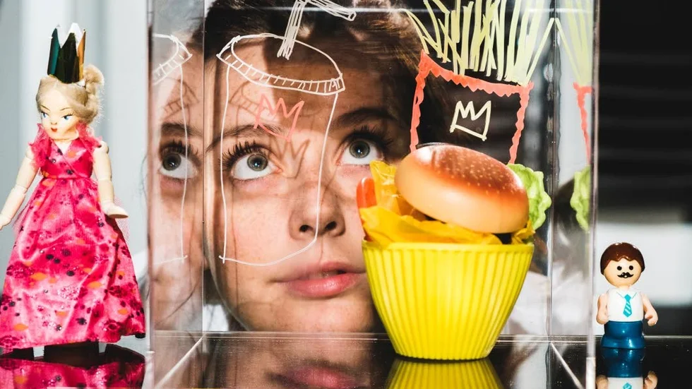 Ska tjejen i hamburgerrestaurangens kök bli den nya prinsessan? Det får den veta som ser föreställningen Burger Princess.