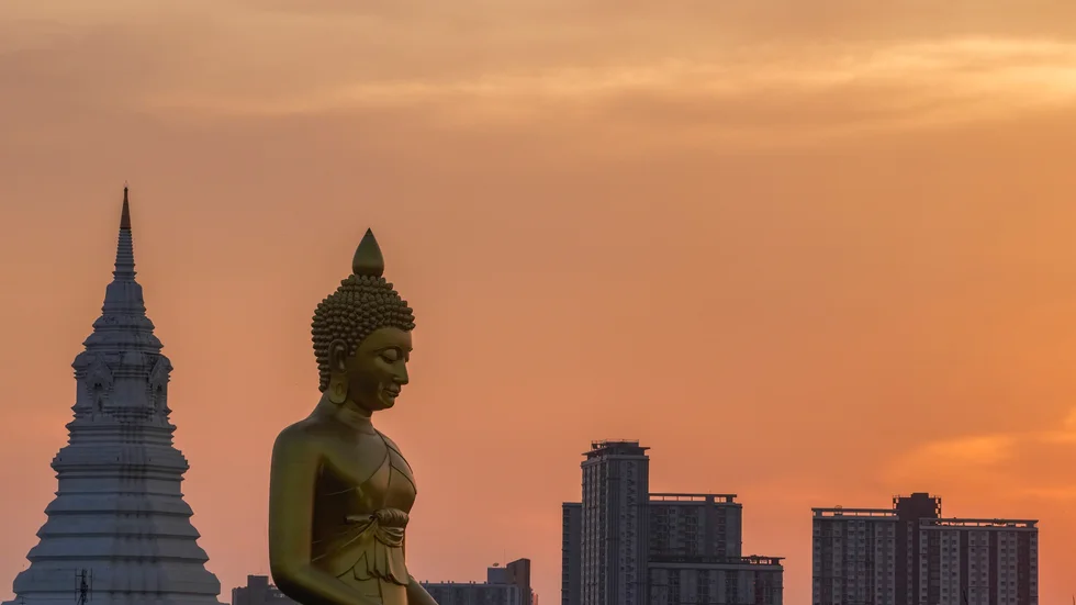 Solnedgång över Bangkok, Thailand. Arkivbild.