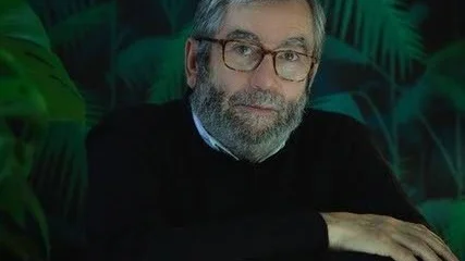 Antonio Muñoz Molina har skrivit ett femtontal romaner, av vilka fem finns översatta till svenska sedan tidigare. Han är flerfaldigt prisad för sitt författarskap och är även ledamot av Spanska akademien.