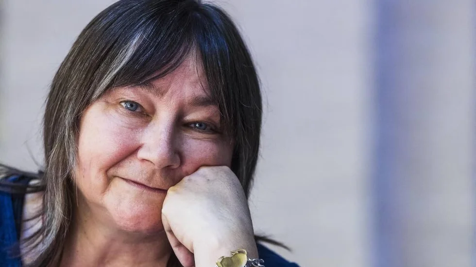 Ali Smith (född 1962) är en av Storbritanniens mest tongivande författare. Hon har gett ut flera romaner och novellsamlingar och har publicerats i mer än 20 länder.