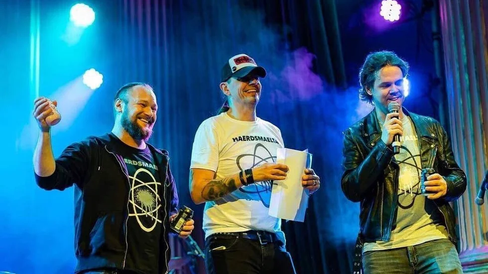 Anders Björk, Patrik Sporrong och Magnus Åberg i Uppsalagruppen Haerdsmaelta tog glatt överraskade emot priset som Årets nykomling på Manifestgalan i lördags.