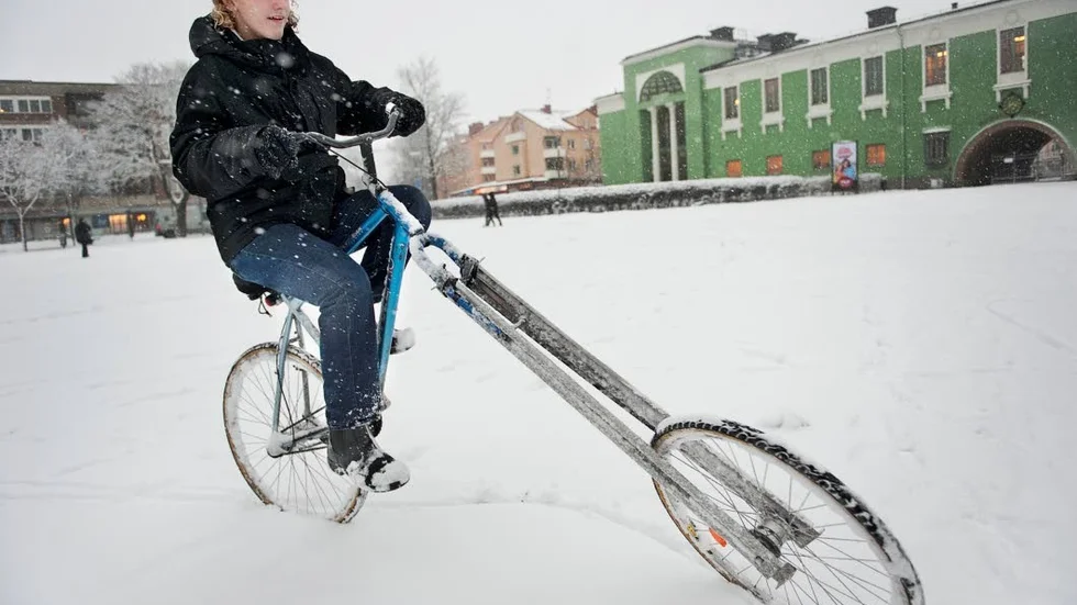 Minusgrader och närpå snöstorm var inget som hindrade David Andersson från att ta en tur med sin specialbyggda cykel på Vaksala torg. - Jag har bara förlängt gaffeln på cykeln, det är allt, säger David Andersson.