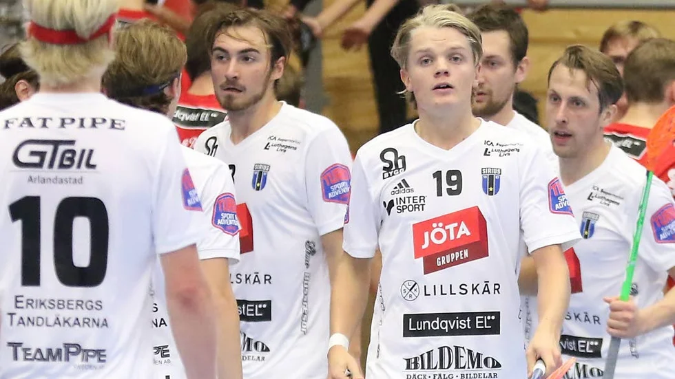 17-årige Filip Eriksson (nr 19) kom i kapp Jakob Drews (th) i interna poängligatoppen – men kunde inte hjälpa Sirius till poäng.