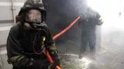 Josefin Bengtsson och Lao Suhr, som annars går i nian på Thunmansskolan i Knivsta, sträcker ut slangen så långt det går.