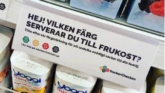 På hyllkanten ska mängden socker i vanliga livsmedel anges med hjälp av färgkoder.