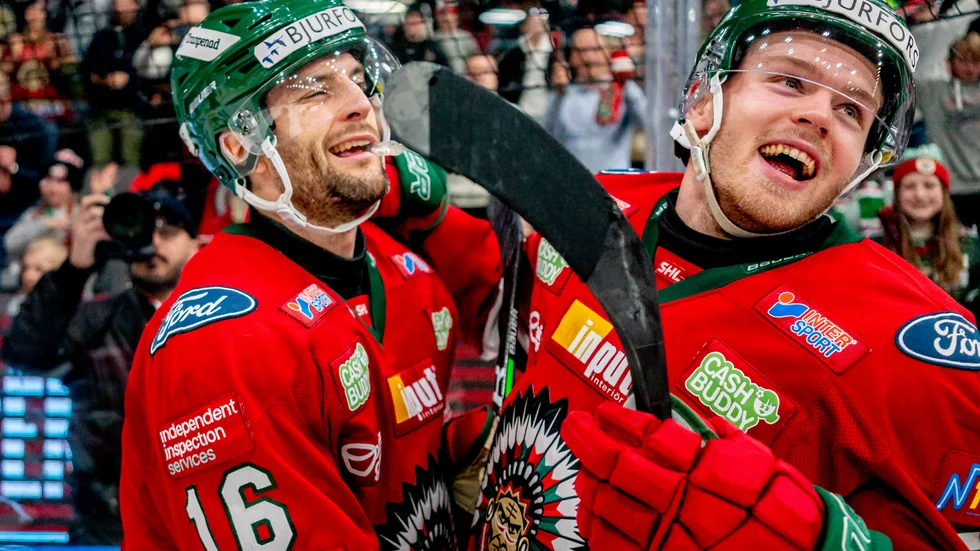 Frölundas Stefan Elliott och Filip Johansson mår rätt bra efter ännu en seger mot Växjö efter förlängning. Frölunda har nu 3–0 i kvartsfinalserien.