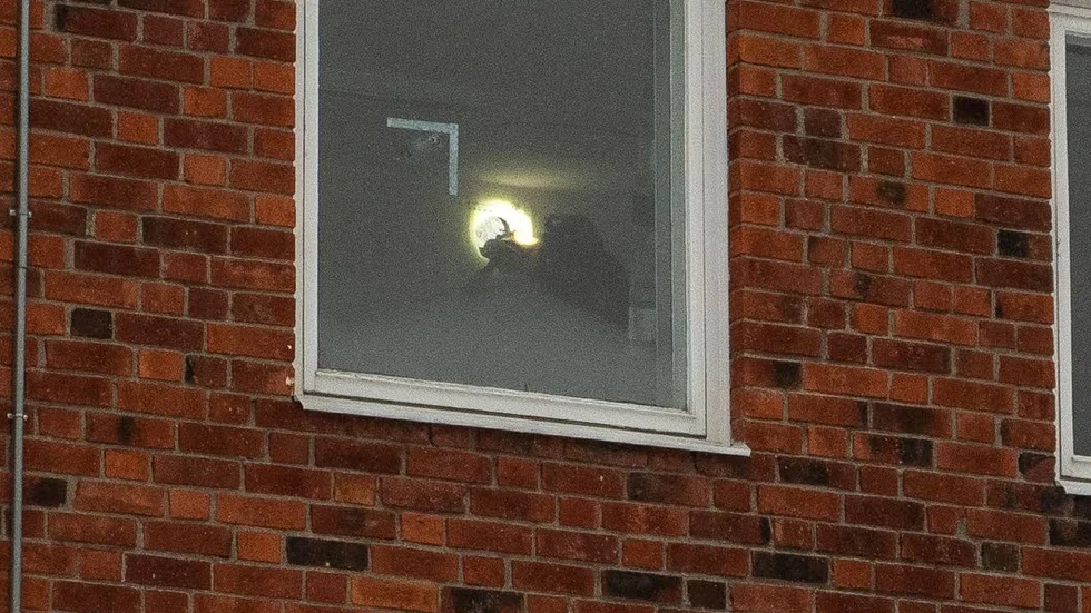 Polisens tekniker från Haparanda tog bort delar av ytskiktet på väggen där skottet träffat för att försöka hitta projektilen.