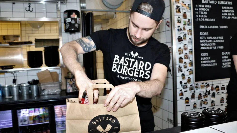 Kocken Mikael Gustavsson vid Bastard burgers har haft fullt upp under helgen med att packa hämtmat.