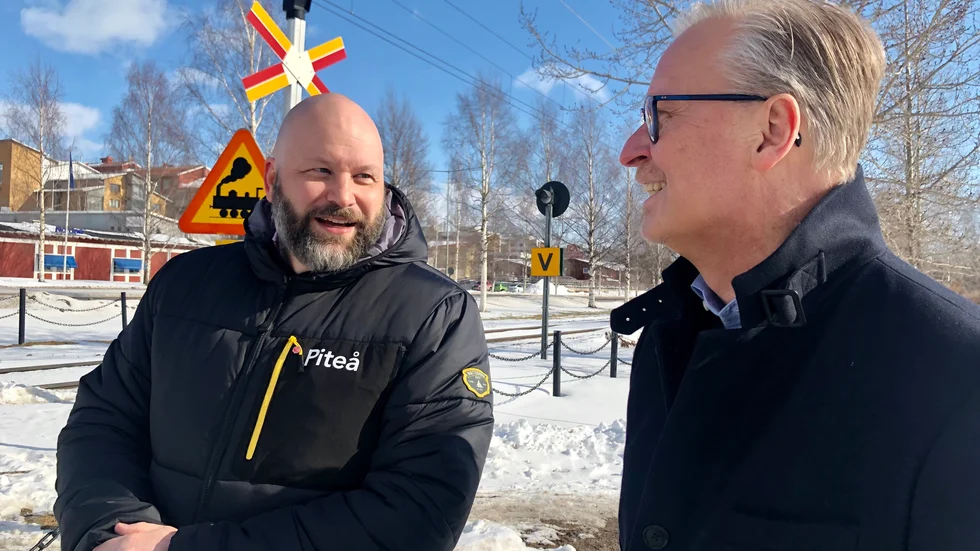 Piteås kommunalråd Patric Lundström (S) och Håkan Johansson (M), gruppledare, var med på att skoja till det för läsarna under första april.