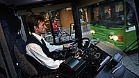 Språkkunskaper är viktiga för en busschaufför. Han eller hon måste kunna konversera obehindrat med resenärer och rapportera i kommunikationsradion.