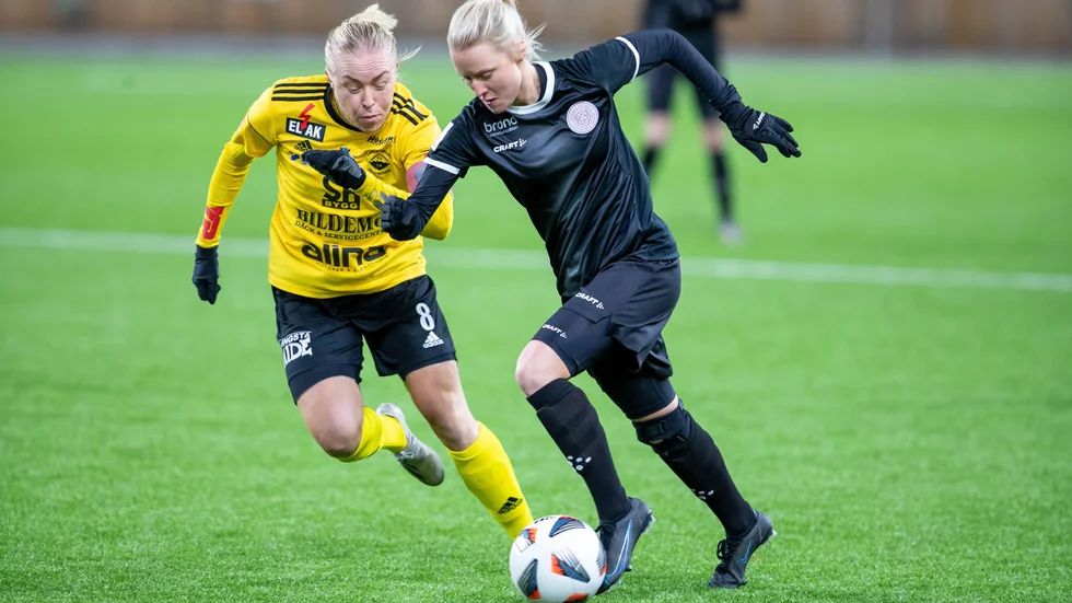 Sofia Fors i kamp med Wilma Thörnkvist under försäsongen. 