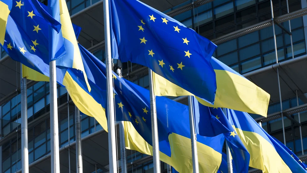 EU och Ukrainas flaggor utanför EU-parlamentet i Strasbourg. Arkivbild.