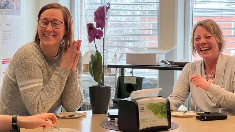 På måndagen firade Norran-redaktionen att Ulrika Nohlgren har nominerats till Guldspaden. Från vänster: Ulrika Nohlgren och Jessica Dhyr. 