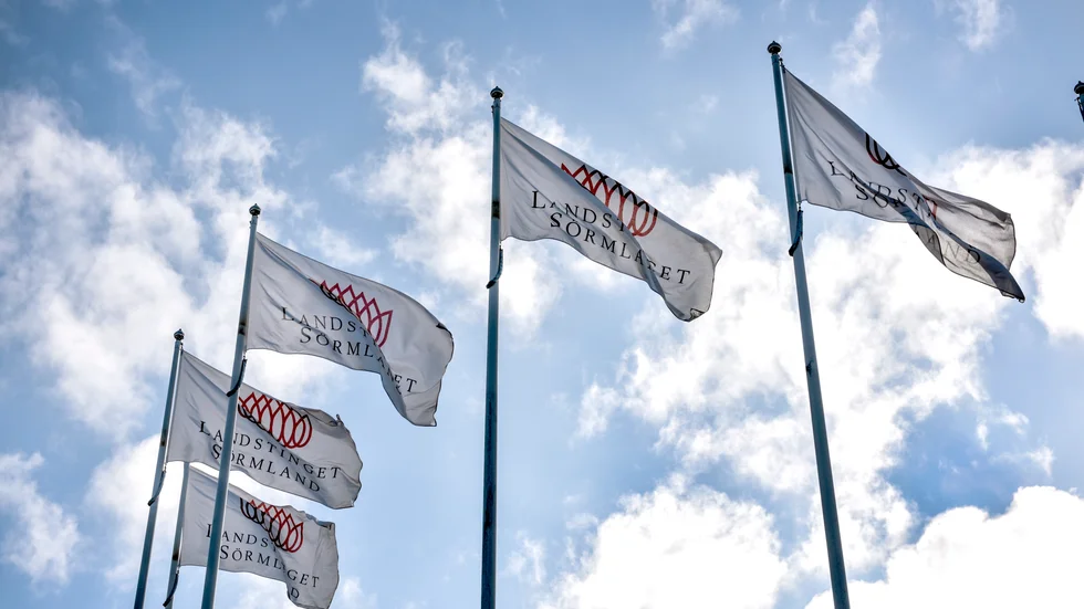 Det behövs en ordentlig omorganisation i Sörmlands sjukvård och en attitydförändring hos både ledning och personal. Det primära verkar vara att "mota" patienterna i dörren vare sig det är på akutmottagningarna eller i primärvården. Ingen vill ta något ansvar! skriver signaturen "Sjuksköterska".