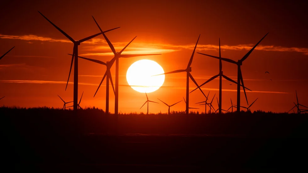 Solen går ned över de nya vindkraftsprojekten.
