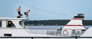 Här klättrar de på båten: "Inte bra"