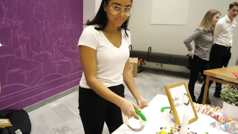 Daniella Barros från Roller Knife UF visar hur deras produkt fungerar.