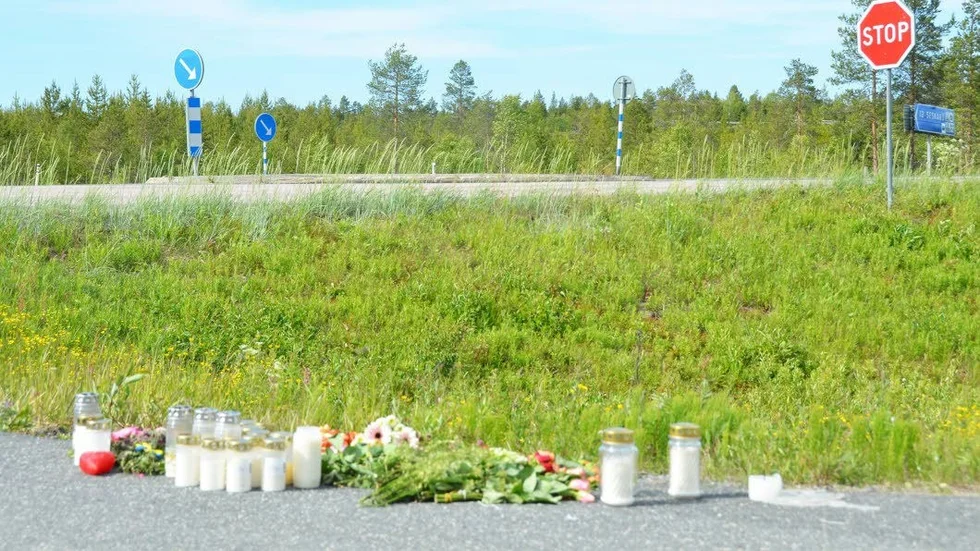 Blommor, ljus och kort vid infarten till samåkningsparkeringen, strax innan utfarten på E4:an.
