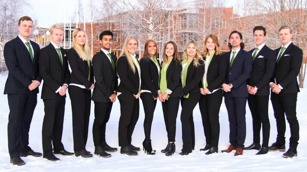 PROJEKTGRUPPEN för SM i Ekonomi 2017. Från vänster: Nils Bure, Dennis Gustafsson, Josephine Bennegren, Filip Kjellberg, Isabella Holmberg, Julia Kolbäck, Malin Segerud, Isabelle Jönsson, Emma Björklund, Gabriel Persson, Oscar Lindqvist, Jakob Leksell