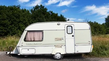 KvarlÃ¤mnad husvagn vid Brunnbybadet