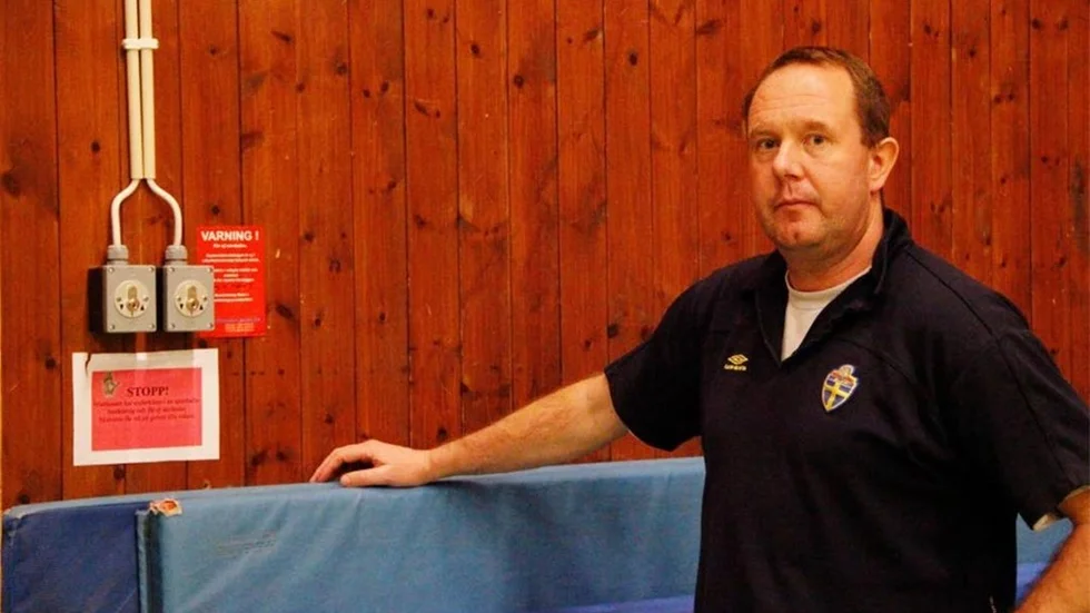 Matthissarna får inte användas och mattorna står lutade mot väggen, vilket är en risk i sig menar idrottslärare Robert Backman