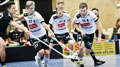 Sirius vann derbyt i allsvenskan mot FBC med 10-2. På bilden
Siriusspelarna Aron Olsson, Markus Nordlindh och Martin Bengtsson.