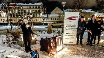 Manifestation vid Fadimes plats på 12-årsdagen av mordet på Fadime,  Sara Mohammad, ordförande i Riksorganisationen GAPF, inledningstalade.