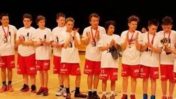 Uppsalas Pojkar 13 tar emot guldmedaljerna, från vänster: Linus Brandin, Almir Fejzic, Andreas Lövgren, Ludvig Friberg, Viktor Florén, Gabriel Waxberg, Lucas Kedmark, Tim Renemar, Gabriel Persson, Viktor Oskarsson, Lukas Lindqvist och John Imbia.