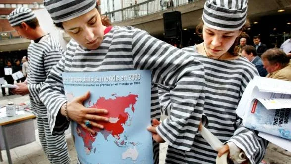 Reportrar utan gränser demonstrerar på Sergels torg för global pressfrihet.
