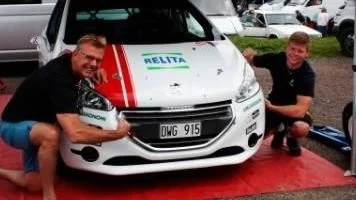 Thorsell fixar med bilen.