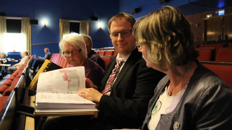 Efter presentationen på kommunfullmäktige av planerna på att bygga en simhall i Östervåla samtalade Pierre Inelöv och Barbro Öman från utvecklingsrådet med kommunalrådet Marie Wilén (C).