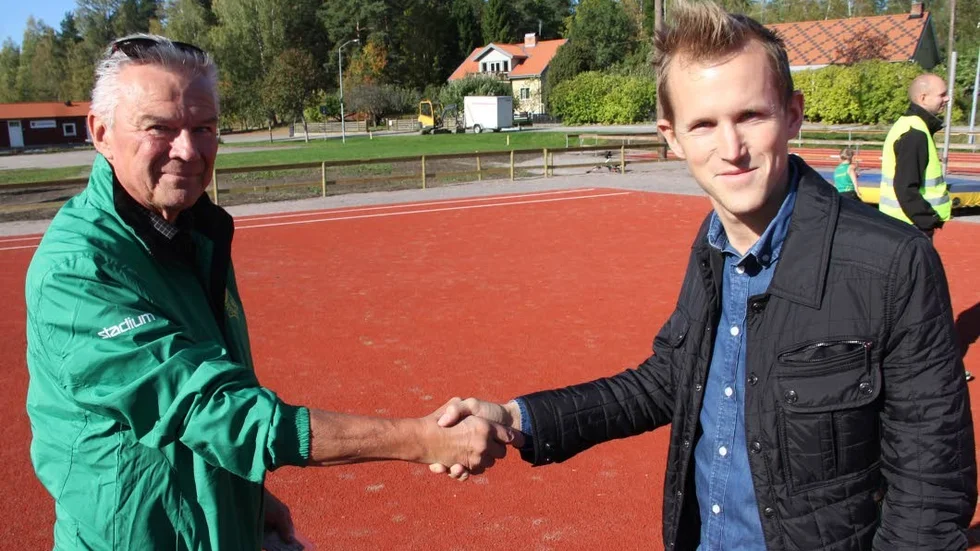 Klubbens tidigare dukitiga trestegshoppare Richard Andersson överlämnade Upplands friidrottsförbund förtjänstmedalj i brons till Alunda SK: s Torbjrön Söderlund.