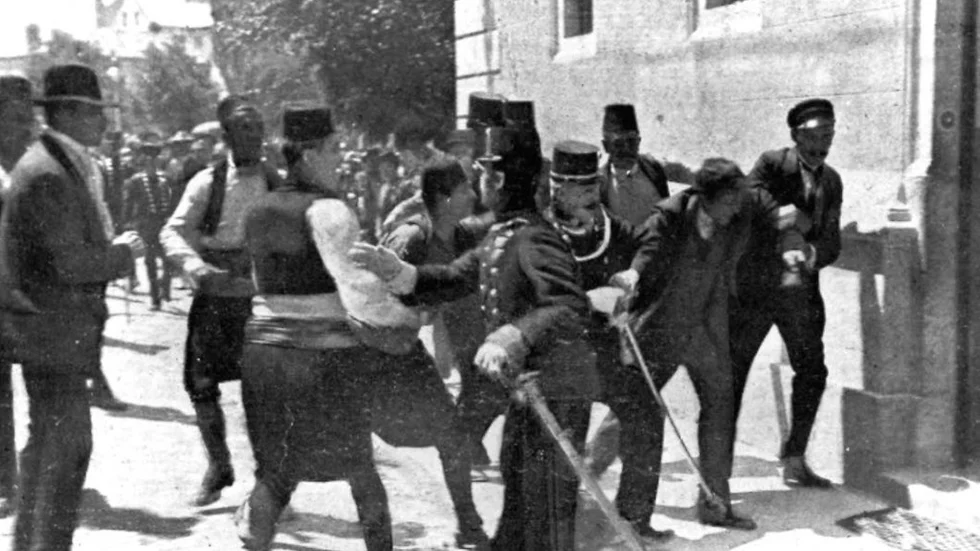 Gavrilo Princip, till höger, grips efter att ha skjutit Franz Ferdinand 28 juni 1914. En händelse som sägs vara den utlösande faktor som resulterade i Första världskriget.