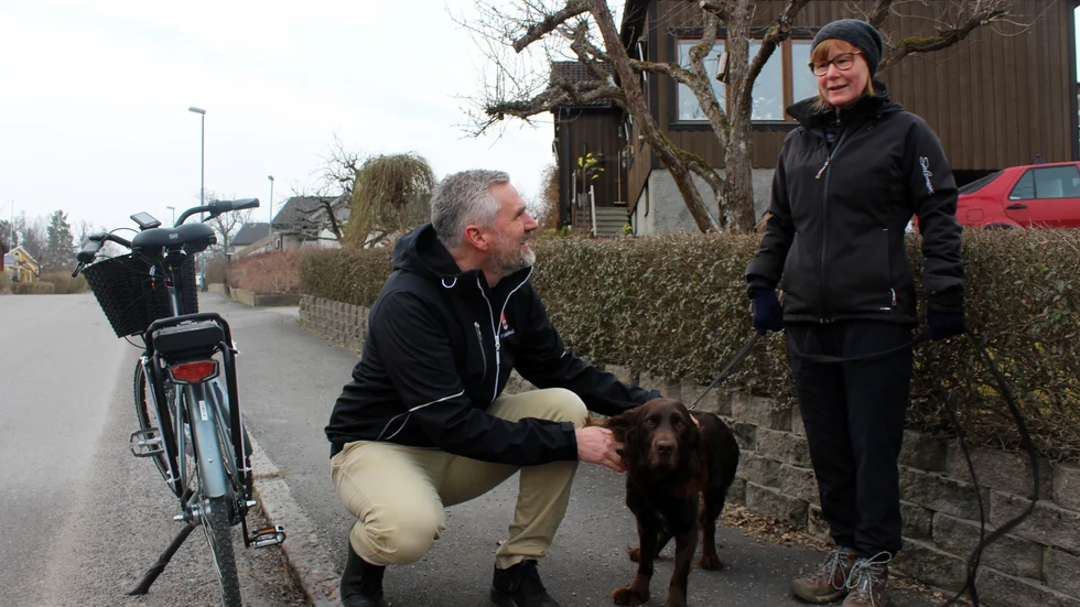 Helena Hallestig i samspråk med Joakim Joge under en promenad med hunden Exa.