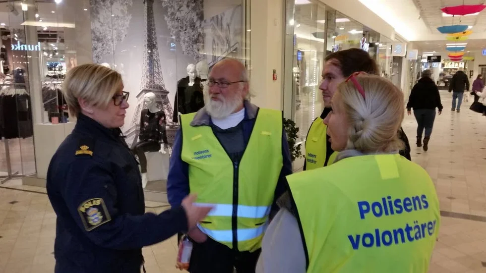 Ulrika Andersson tillsammans med polisvolontärer.