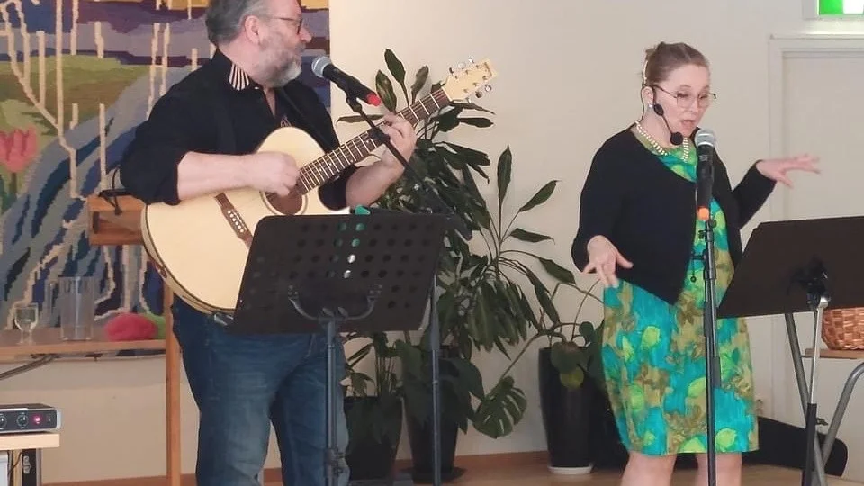 Micke och Lotta Lifvakt bjöd på fartfylld underhållning med Siw Malmkvist-låtar.