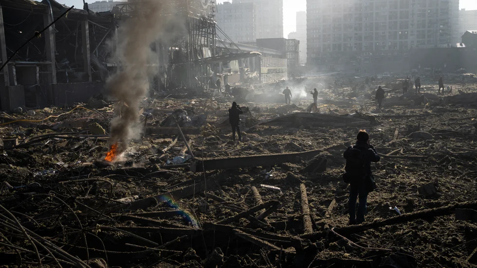 Bilden visar ruinerna av ett bombat köpcenter i Ukrainas huvudstad Kiev från i måndags. Men i Ryssland får inte kriget mot grannlandet kallas krig. Där sprids den falska uppgiften att det rör sig om en "räddningsoperation". Även om många ryssar inte tror på det blir resultatet att de inte litar på någon information alls, vilket är den främsta avsikten med att sprida falsk information, skriver Jesper Bengtsson. 